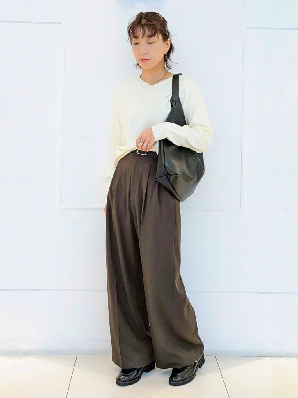 4410さんの「THE SHOP TK｜【すっきりシルエットが叶う】大人のためのVネックニット/毛玉になりにくい/静電気防止/洗濯機OK」を使ったコーディネート