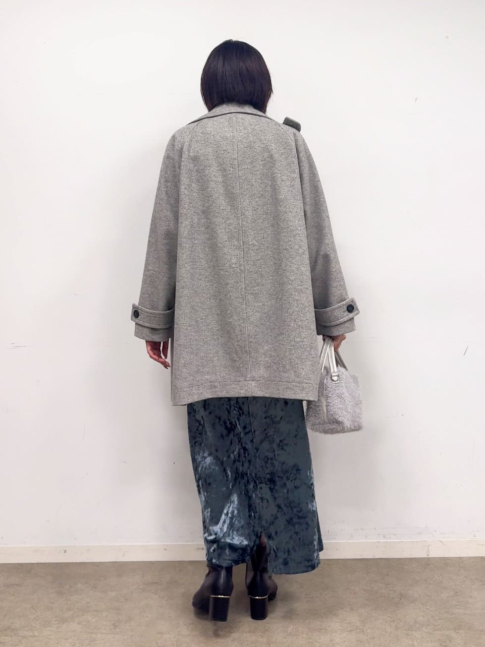 𝐜𝐡𝐢𝐤𝐚さんの「SHOO･LA･RUE｜【S-LL】光沢感が華やかに ベロア調ナロースカート」を使ったコーディネート