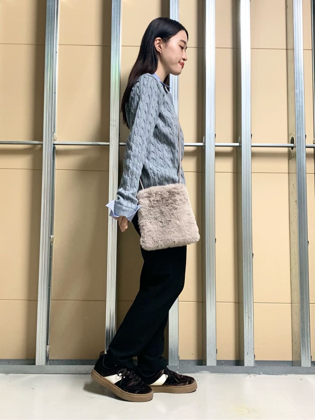 sahoさんの「THE SHOP TK｜【着るだけでコーデ完成】シャツレイヤード風 ケーブルニット」を使ったコーディネート