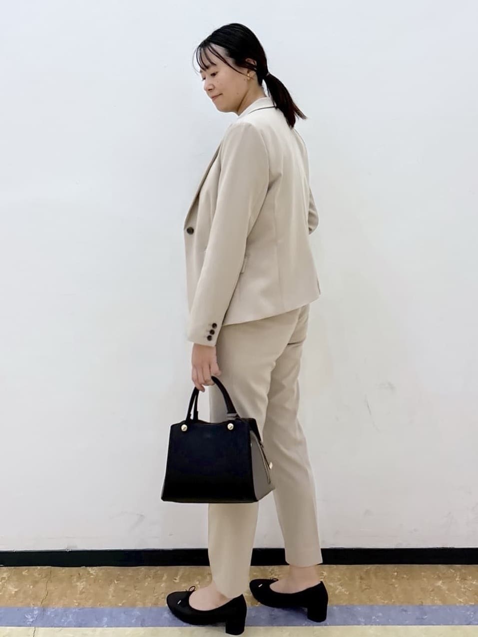 akariさんの「index｜《丈が選べる》ストレッチテーパードパンツ／セットアップ対応【洗濯機OK／防シワ】」を使ったコーディネート