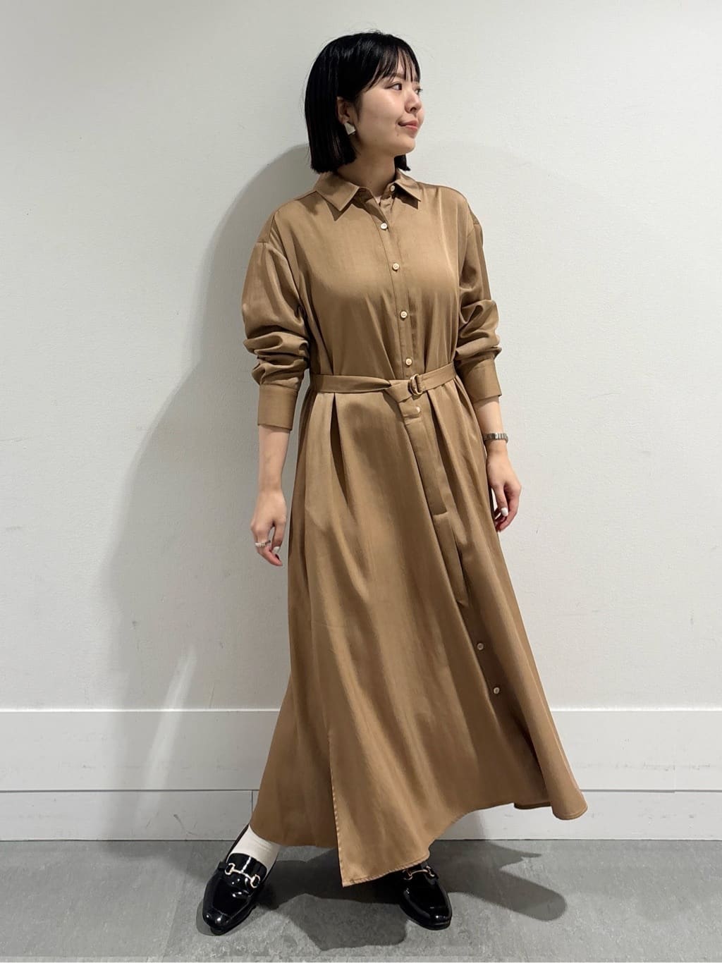 モエカさんの「UNTITLED｜【前開きボタン/ベルト付/羽織シャツ/】2WAYトレンチ風ワンピース」を使ったコーディネート