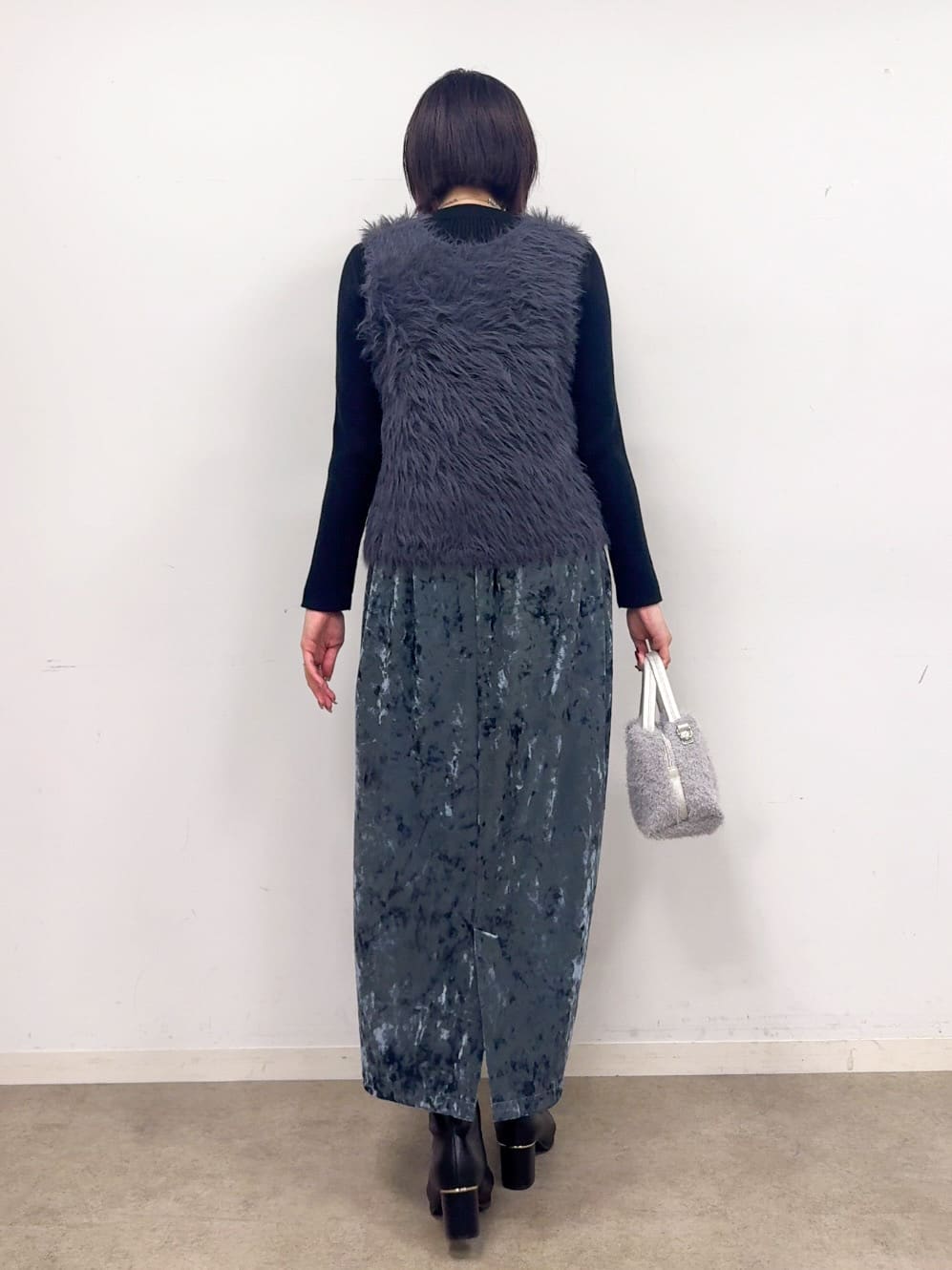 𝐜𝐡𝐢𝐤𝐚さんの「SHOO･LA･RUE｜【S-LL】光沢感が華やかに ベロア調ナロースカート」を使ったコーディネート