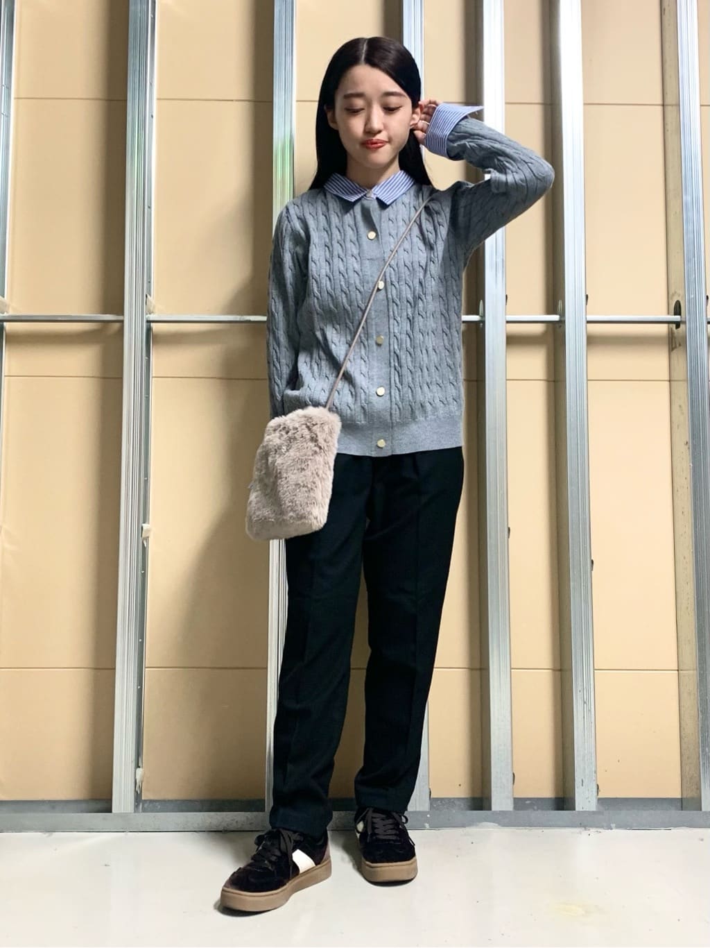 sahoさんの「THE SHOP TK｜【着るだけでコーデ完成】シャツレイヤード風 ケーブルニット」を使ったコーディネート