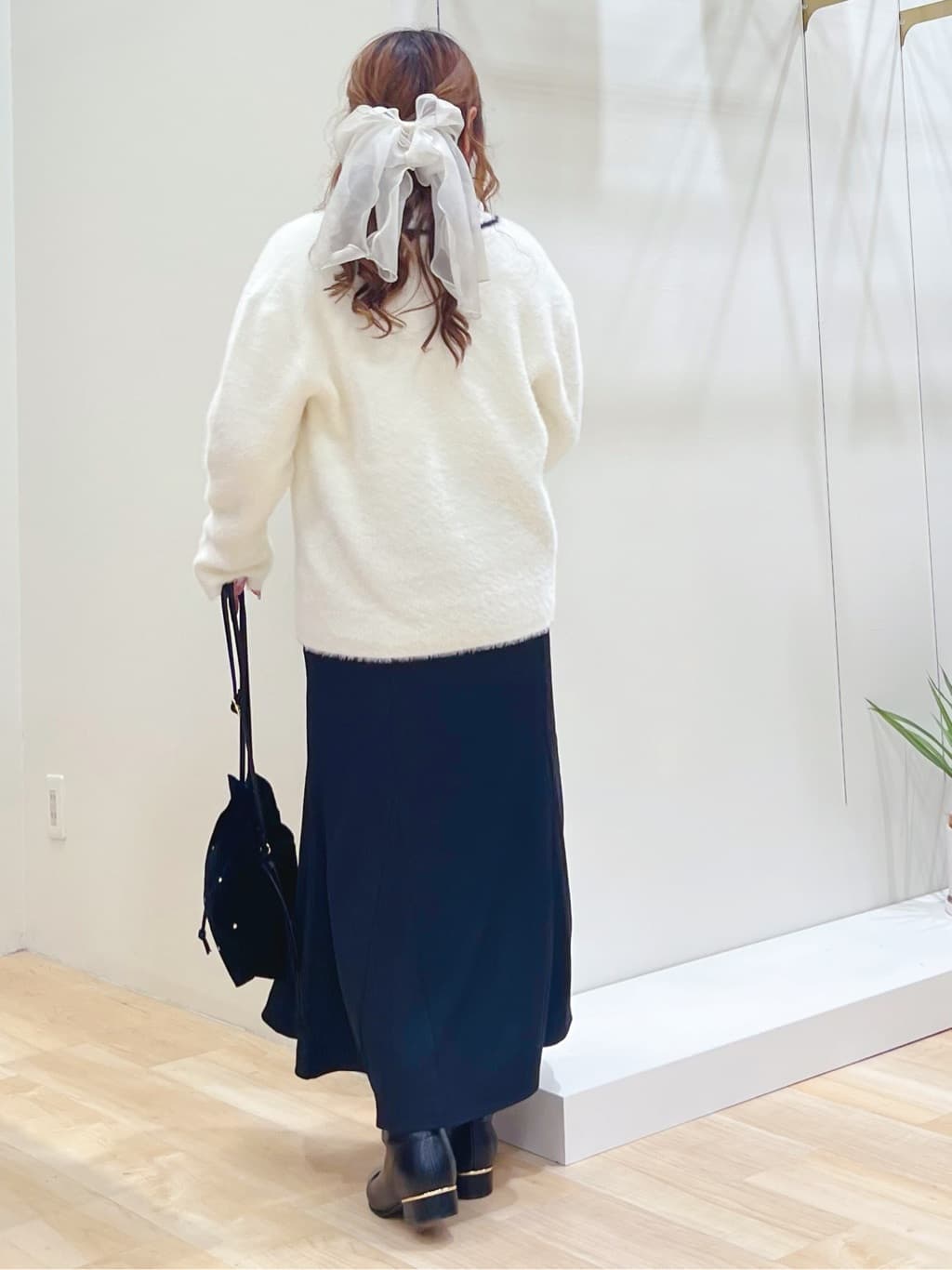 みことさんの「grove｜軽やかフェザーで魅せる、クラシカルな主役カーディガン」を使ったコーディネート