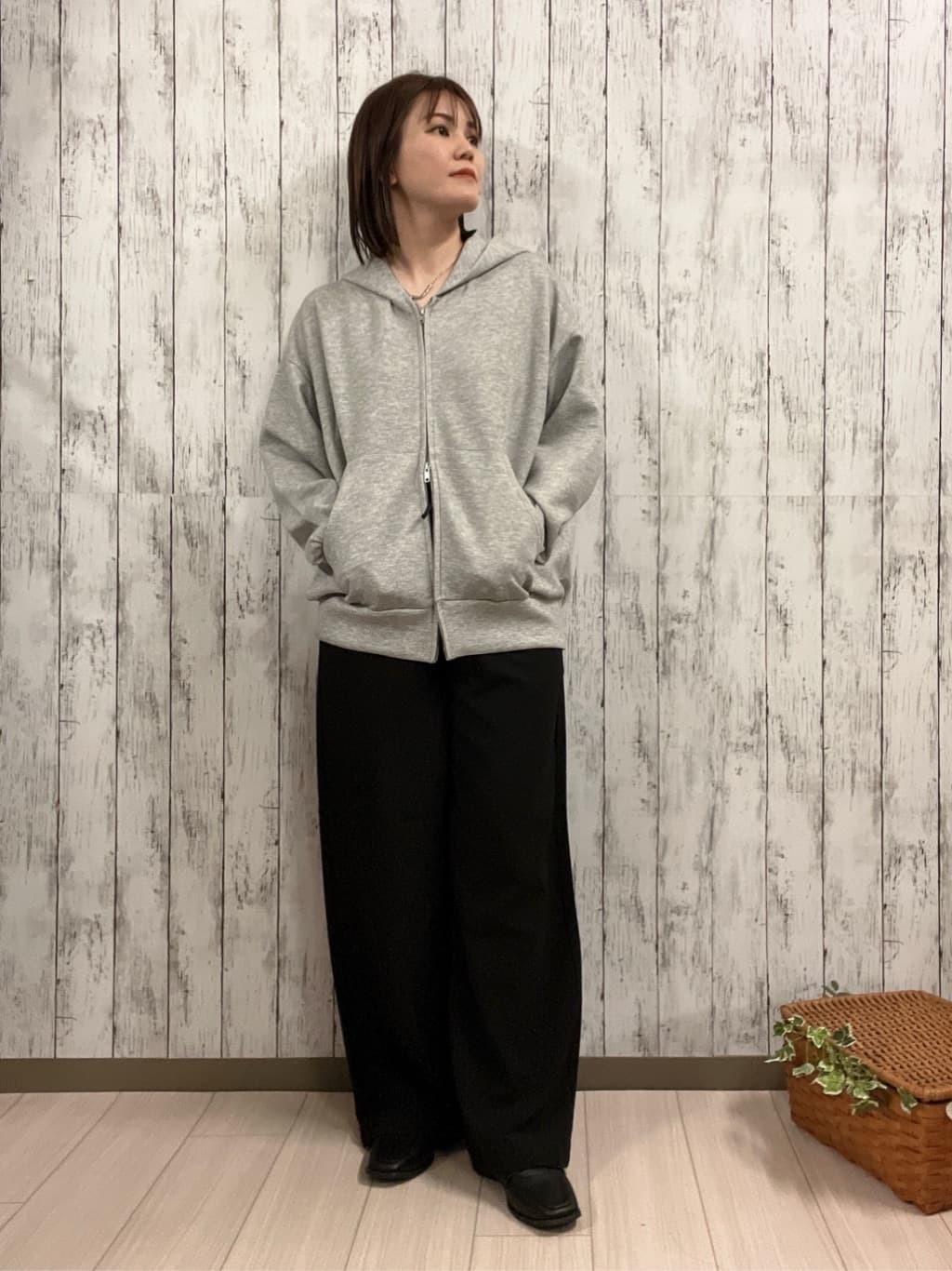 シカさんの「SHOO･LA･RUE｜【S-LL/体型カバー】上品なとろみが魅力 イージーワイドパンツ」を使ったコーディネート