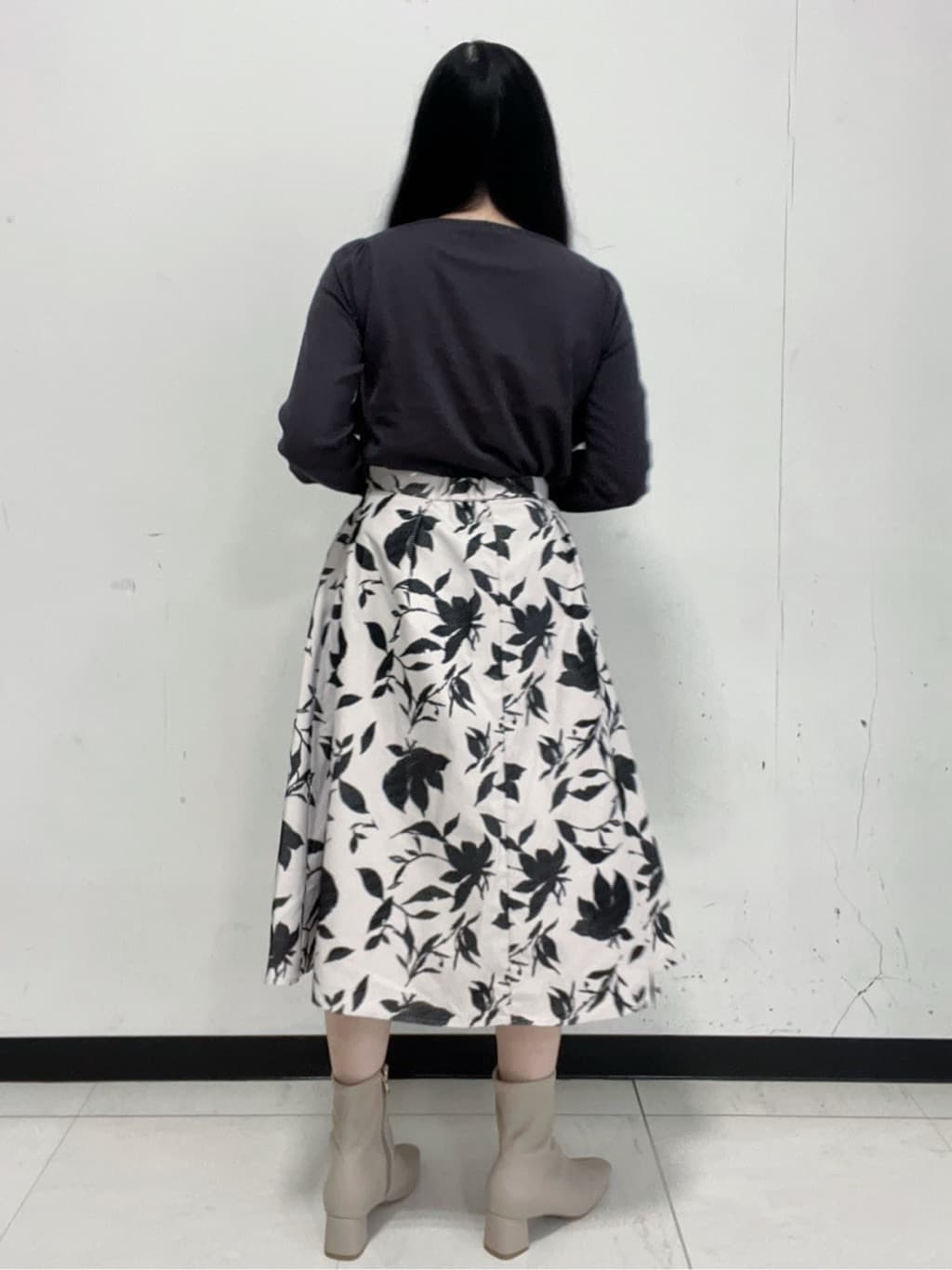 Hitomiさんの「index｜パール調パーツ付きクルーネックニット【洗濯機OK】《8col／XS～3L》」を使ったコーディネート