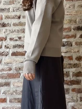 tokiさんの「THE SHOP TK｜【すっきりシルエットが叶う】大人のためのVネックニット/毛玉になりにくい/静電気防止/洗濯機OK」を使ったコーディネート