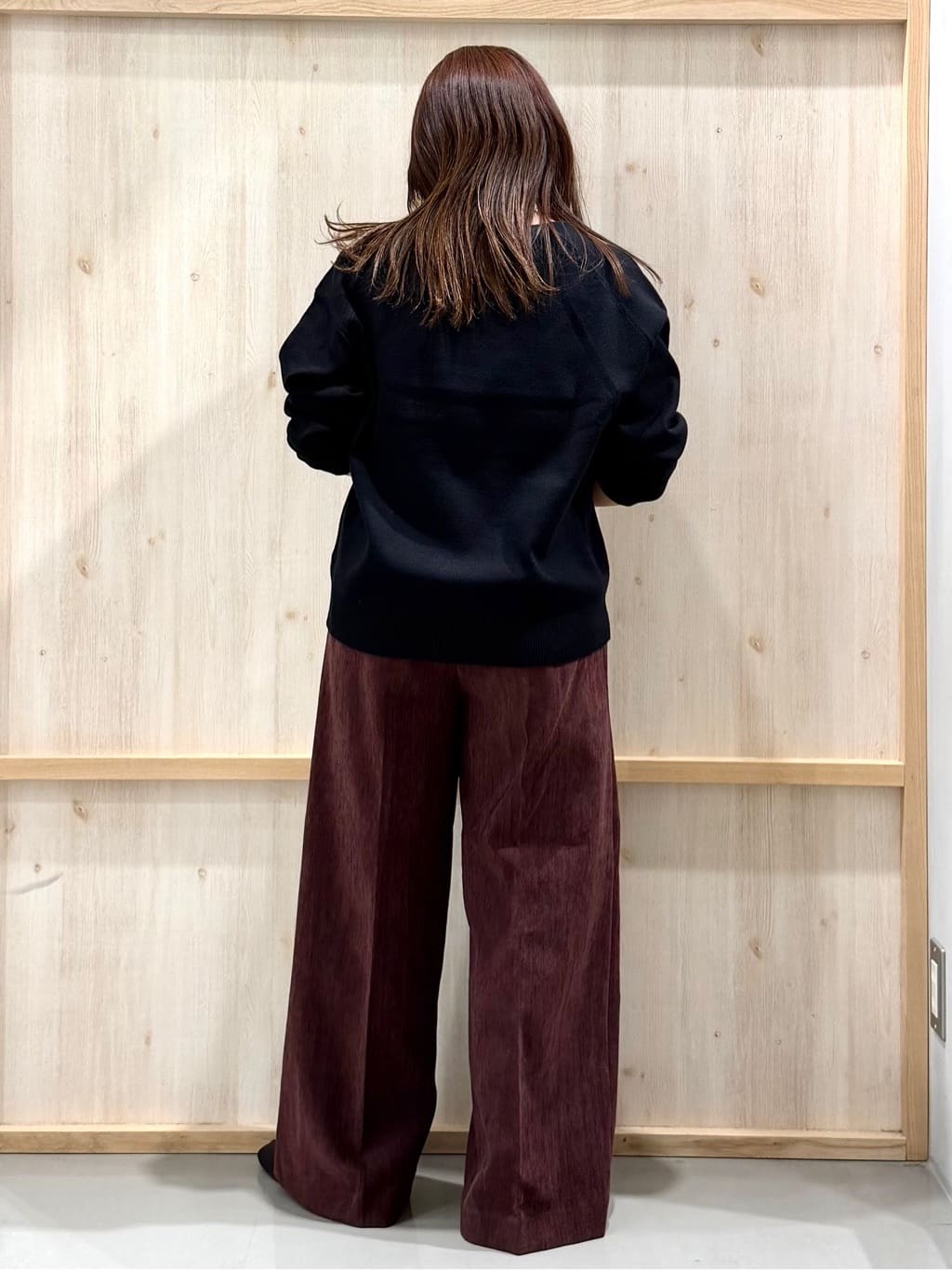 nanaさんの「THE SHOP TK｜【すっきりシルエットが叶う】大人のためのVネックニット/毛玉になりにくい/静電気防止/洗濯機OK」を使ったコーディネート