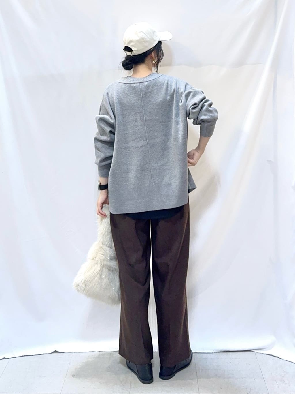 𝐇𝐢𝐫𝐨𝐦𝐢さんの「SHOO･LA･RUE｜【洗える/毛玉レス】表面がきれいなVネックカーディガン」を使ったコーディネート
