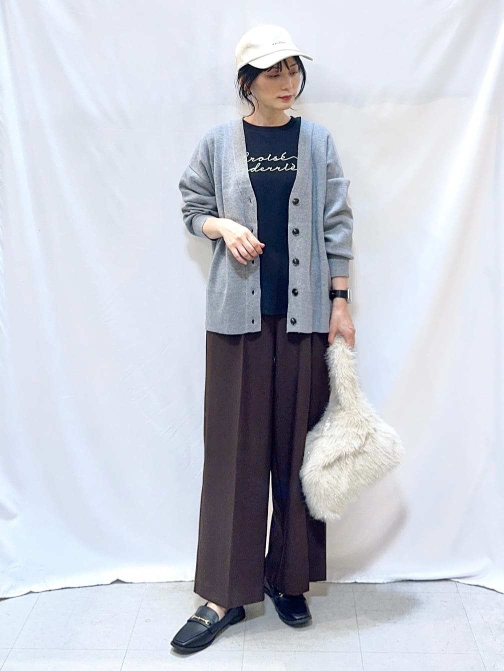 𝐇𝐢𝐫𝐨𝐦𝐢さんの「SHOO･LA･RUE｜【洗える/毛玉レス】表面がきれいなVネックカーディガン」を使ったコーディネート