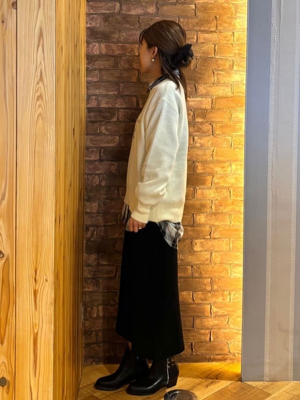 mieさんの「SHOO･LA･RUE｜【洗濯機可/ちくちくしにくい】大人のための スウェットライク刺繍ロゴニット」を使ったコーディネート