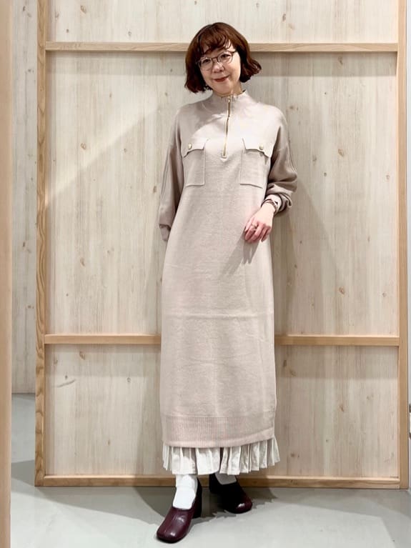 nakoさんの「THE SHOP TK｜1枚でこなれ見え ハーフZIPワンピース【毛玉になりにくい/静電気防止/洗濯機OK】」を使ったコーディネート