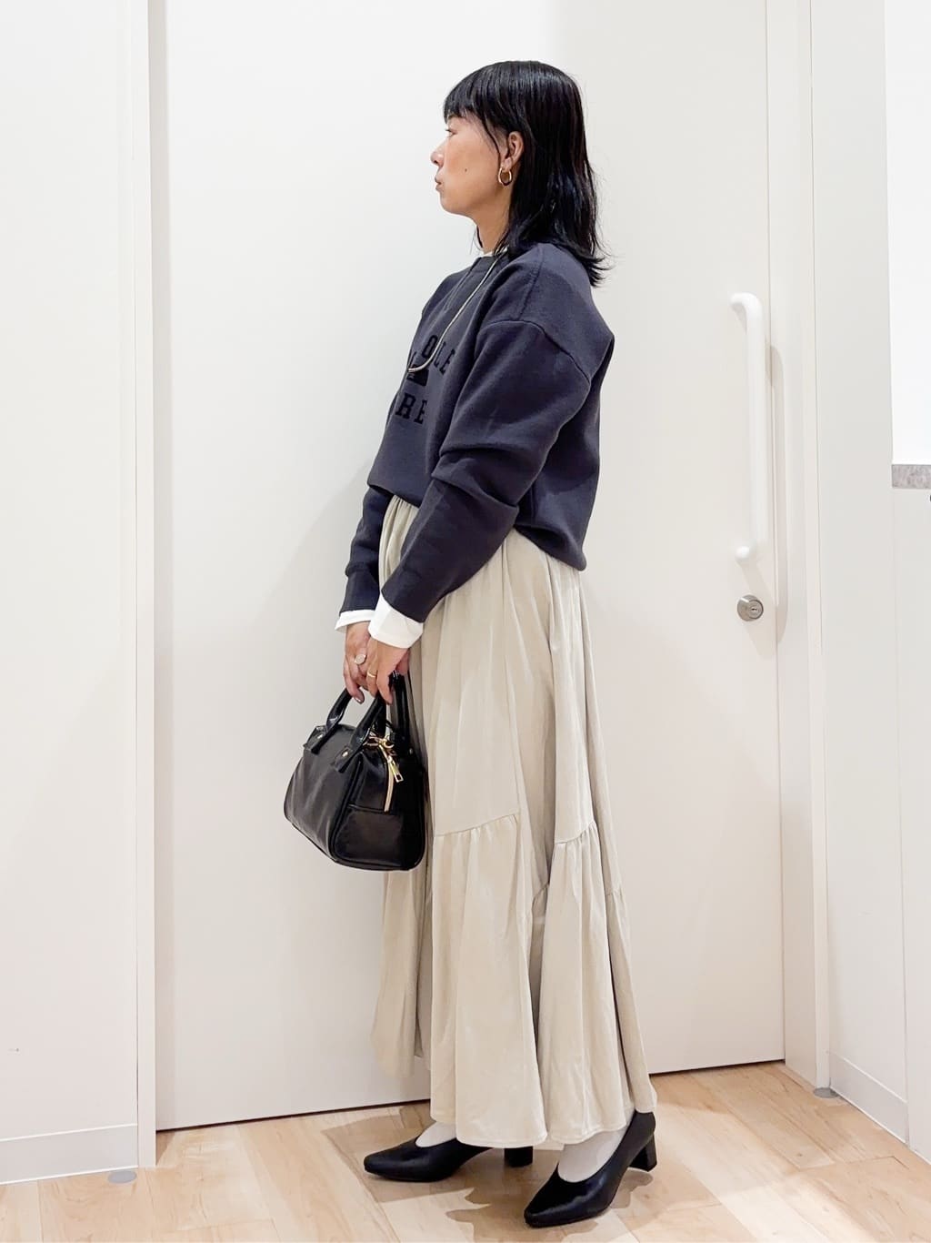 miraiさんの「grove｜カレッジロゴキーネックニット」を使ったコーディネート