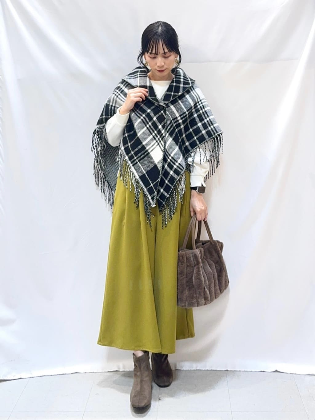 𝐇𝐢𝐫𝐨𝐦𝐢さんの「SHOO･LA･RUE｜【S-LL】大人のデイリースタイルに お袖タック フェイクパール付きトップス」を使ったコーディネート