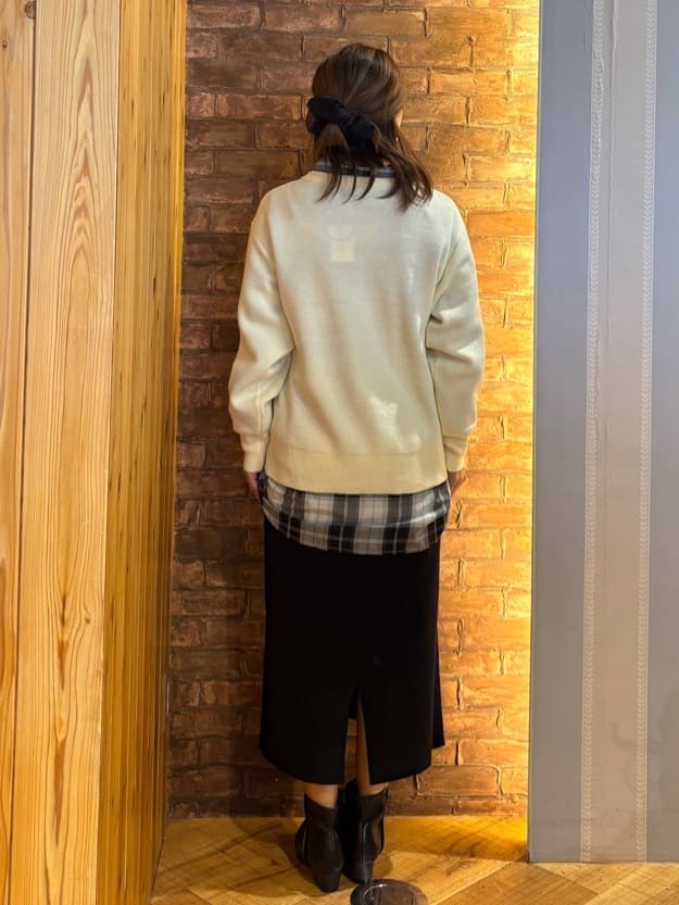 mieさんの「SHOO･LA･RUE｜【洗濯機可/ちくちくしにくい】大人のための スウェットライク刺繍ロゴニット」を使ったコーディネート