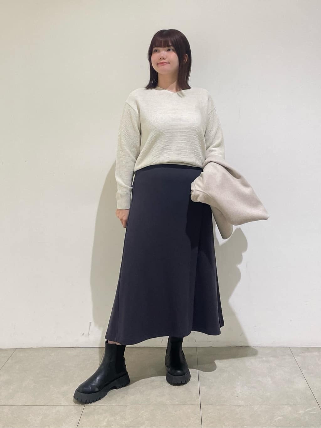emikaさんの「INDIVI｜【ウール混ラメ素材】Vネック煌めきニット」を使ったコーディネート