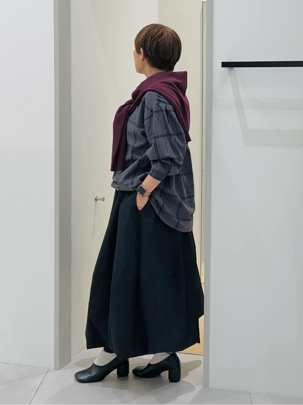 タナさんの「THE SHOP TK｜【すっきりシルエットが叶う】大人のためのVネックニット/毛玉になりにくい/静電気防止/洗濯機OK」を使ったコーディネート