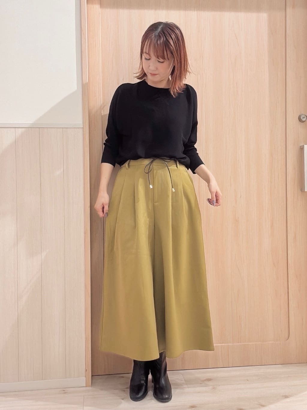 モカさんの「SHOO･LA･RUE｜【S-LL/2点セット】脚のラインを拾いにくい ベルト付きタックスカーチョパンツ」を使ったコーディネート
