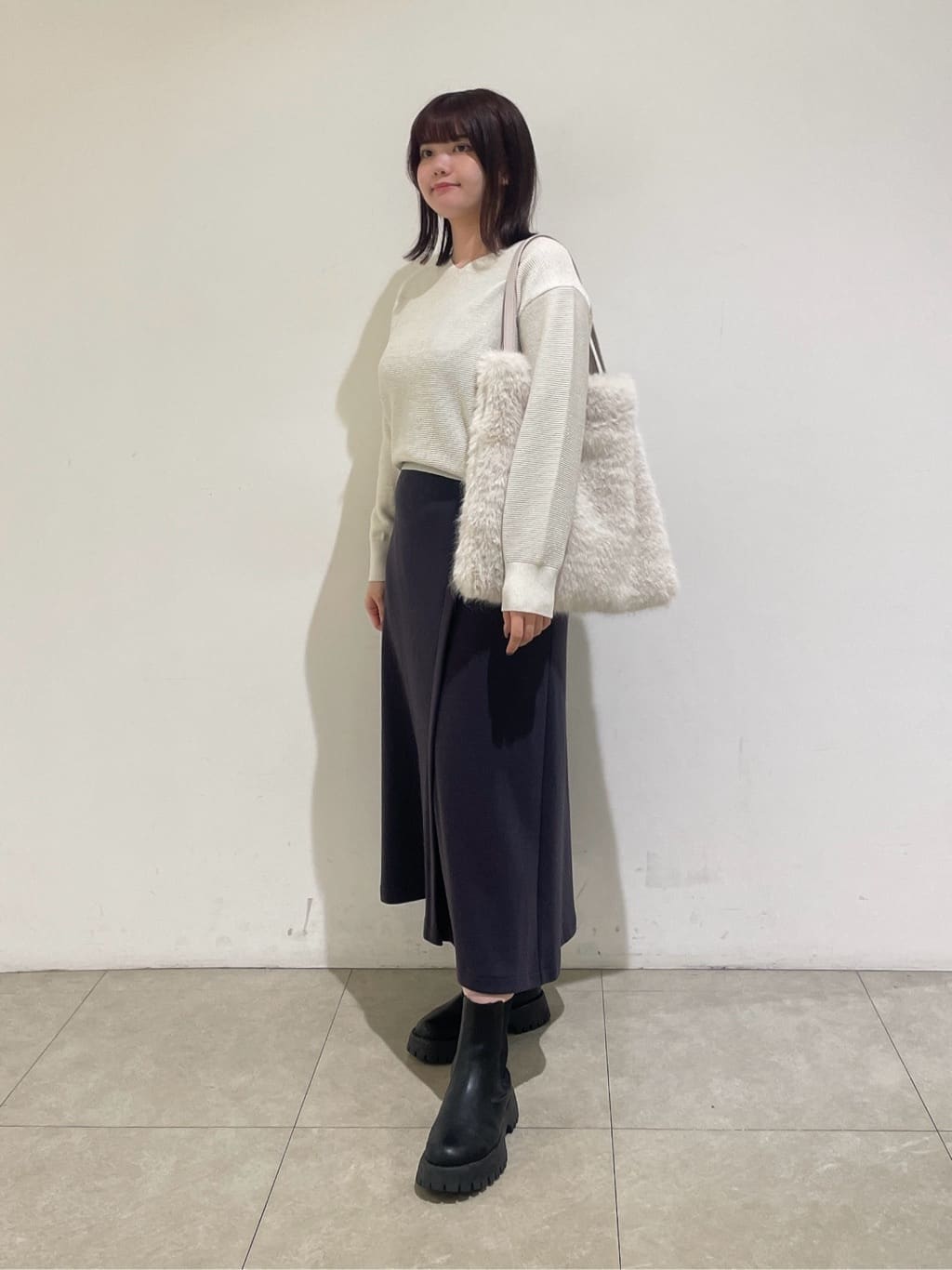 emikaさんの「INDIVI｜【ウール混ラメ素材】Vネック煌めきニット」を使ったコーディネート