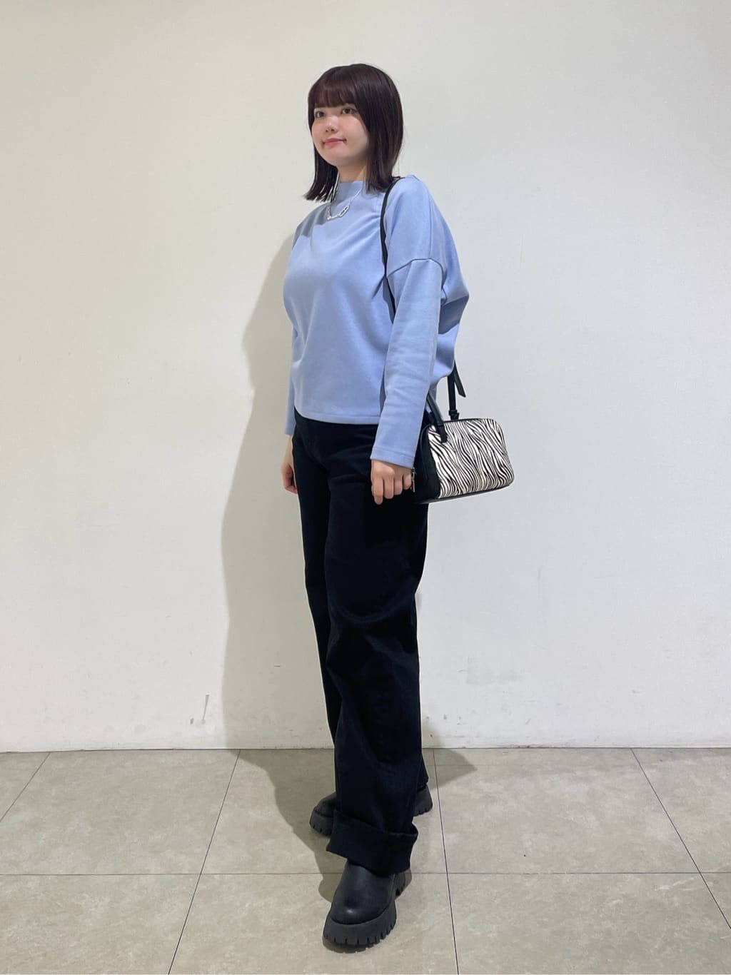 emikaさんの「INDIVI｜【褒められデニム】ワイドストレート デニムパンツ」を使ったコーディネート
