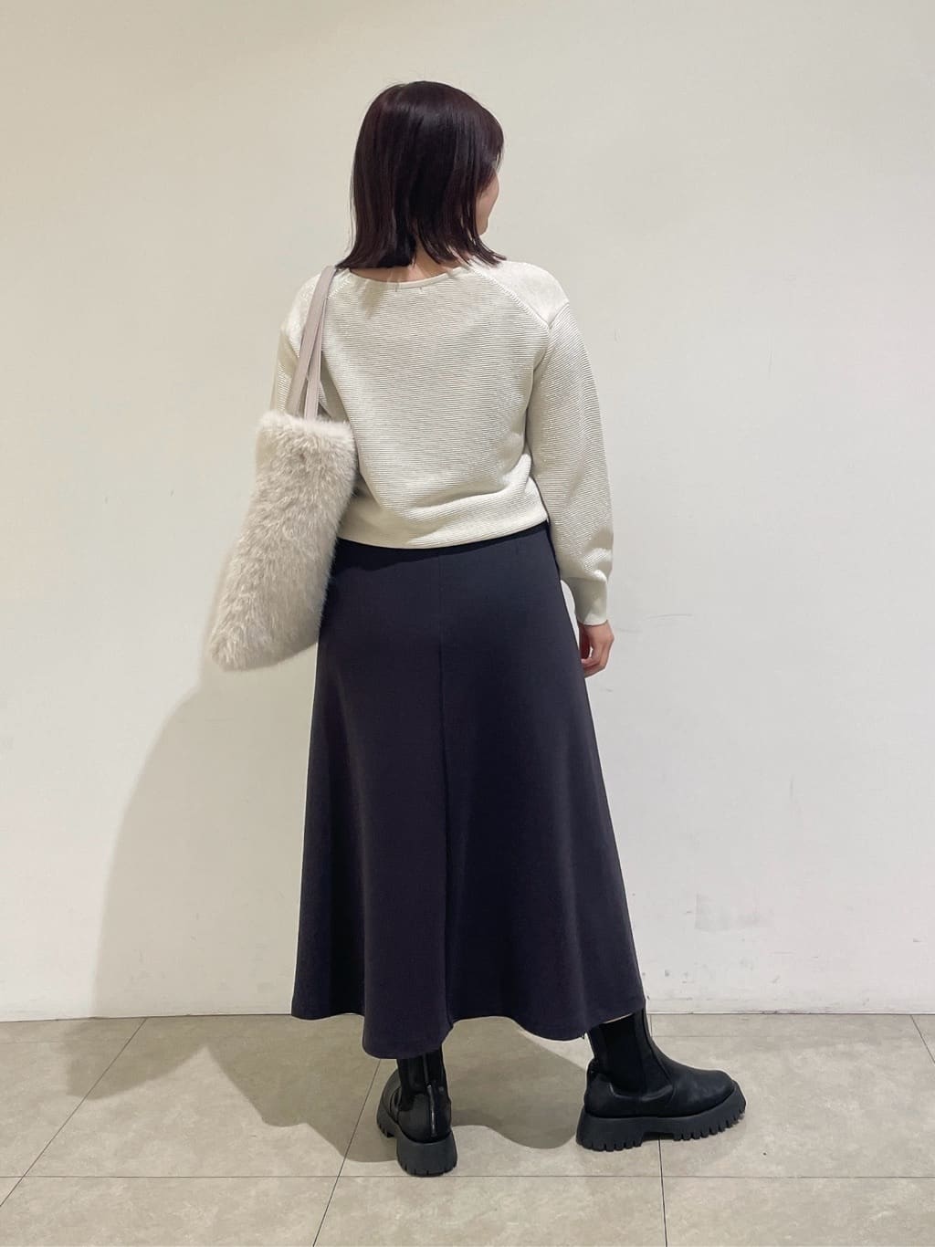 emikaさんの「INDIVI｜【ウール混ラメ素材】Vネック煌めきニット」を使ったコーディネート