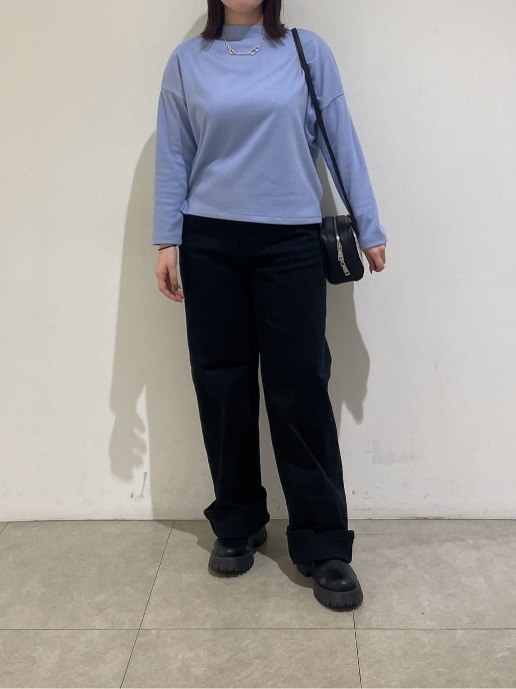 emikaさんの「INDIVI｜【褒められデニム】ワイドストレート デニムパンツ」を使ったコーディネート