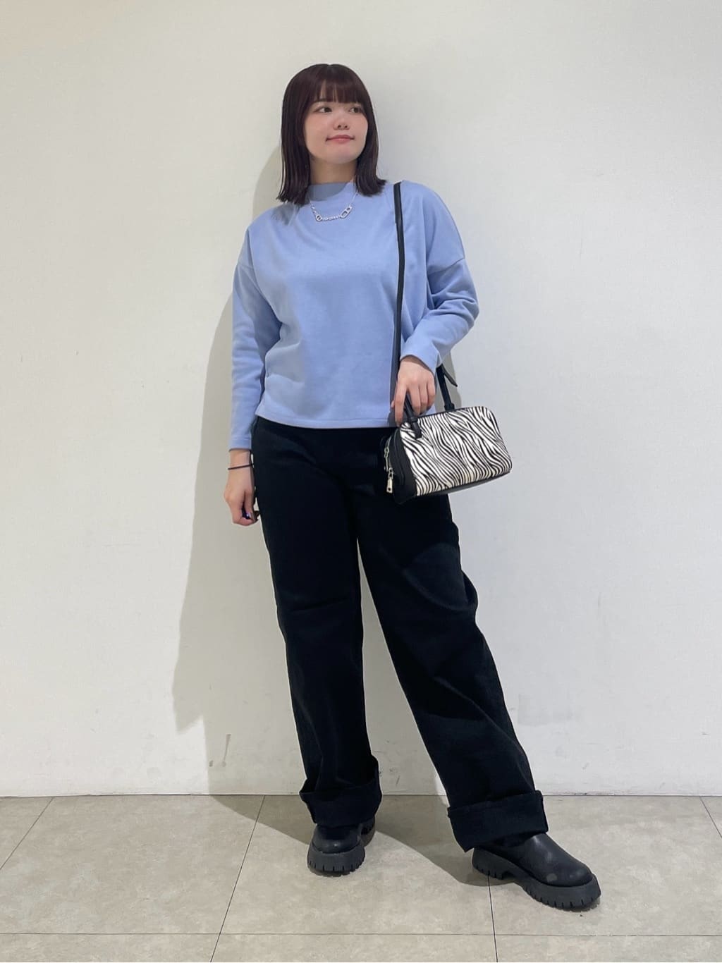 emikaさんの「INDIVI｜【褒められデニム】ワイドストレート デニムパンツ」を使ったコーディネート