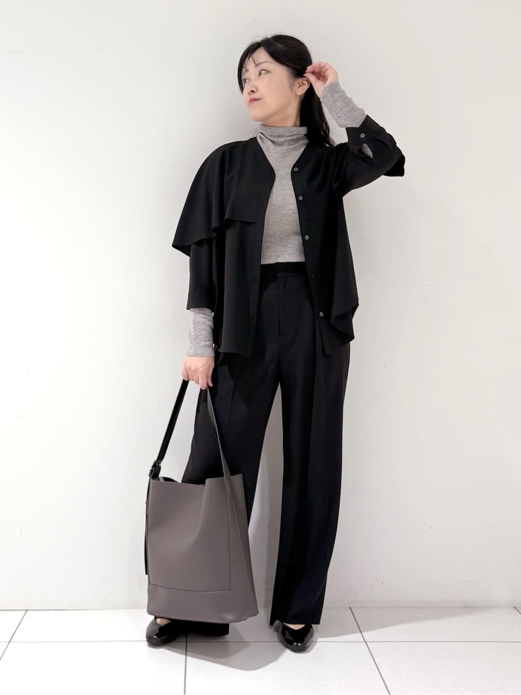 momokoさんの「INDIVI｜【羽織りとしても活躍！】ケープカラーブラウス」を使ったコーディネート