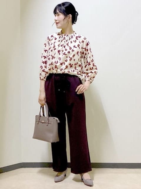  beni_gingerさんの「Reflect｜【ジャケットのインナーにおすすめ◎】花柄タックデザインブブラウス」を使ったコーディネート