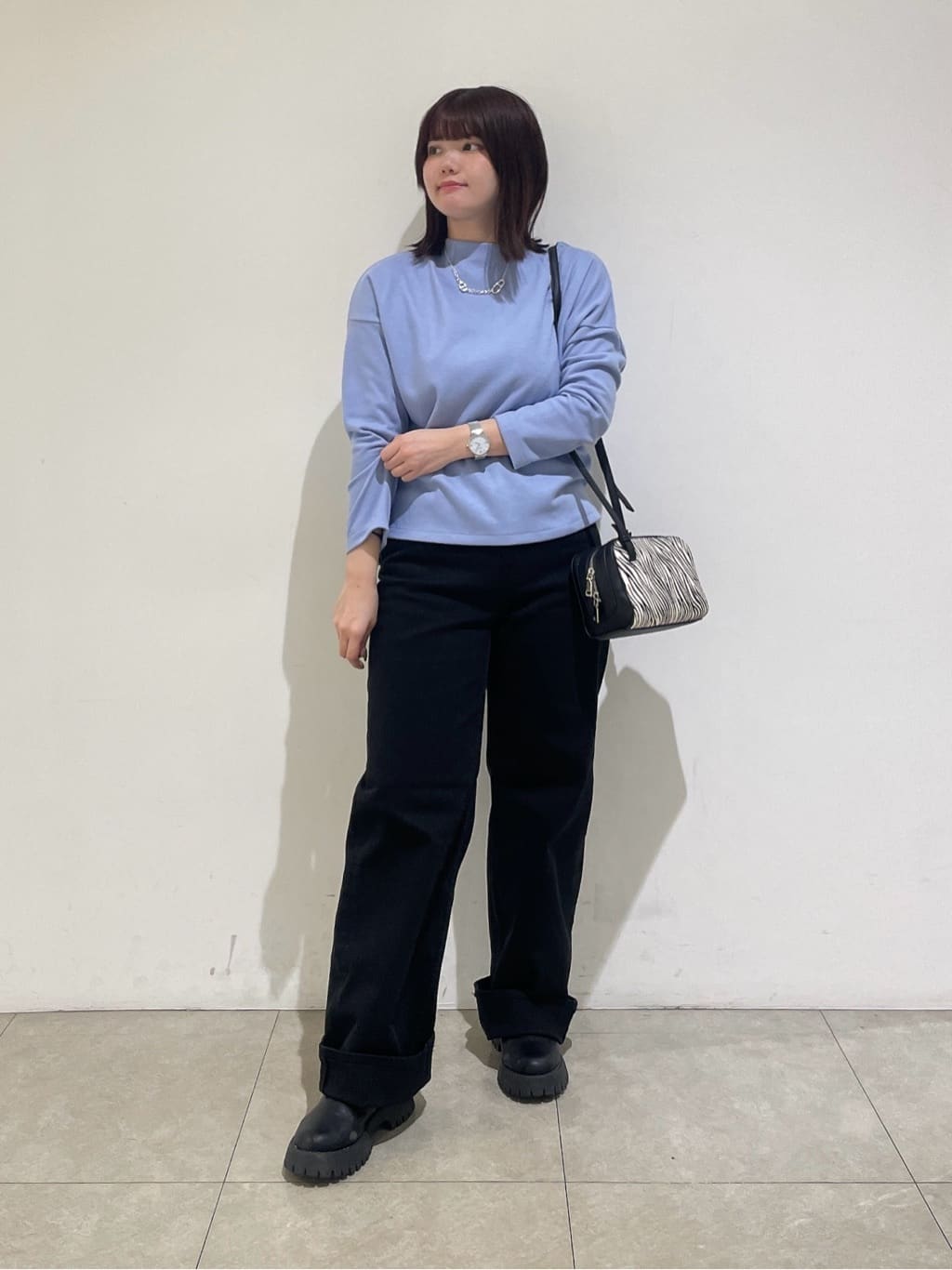emikaさんの「INDIVI｜【褒められデニム】ワイドストレート デニムパンツ」を使ったコーディネート