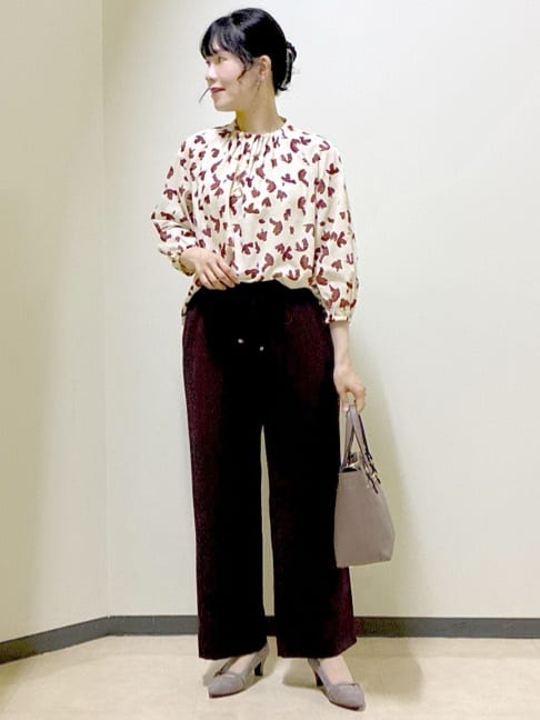  beni_gingerさんの「Reflect｜【ジャケットのインナーにおすすめ◎】花柄タックデザインブブラウス」を使ったコーディネート