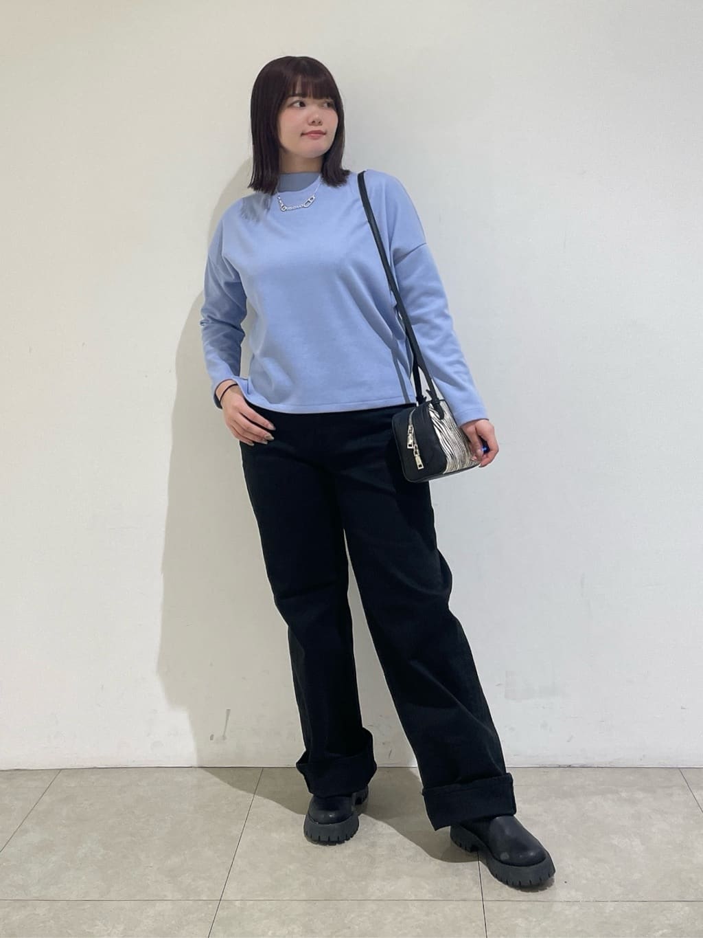 emikaさんの「INDIVI｜【褒められデニム】ワイドストレート デニムパンツ」を使ったコーディネート