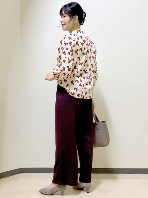  beni_gingerさんの「Reflect｜【ジャケットのインナーにおすすめ◎】花柄タックデザインブブラウス」を使ったコーディネート