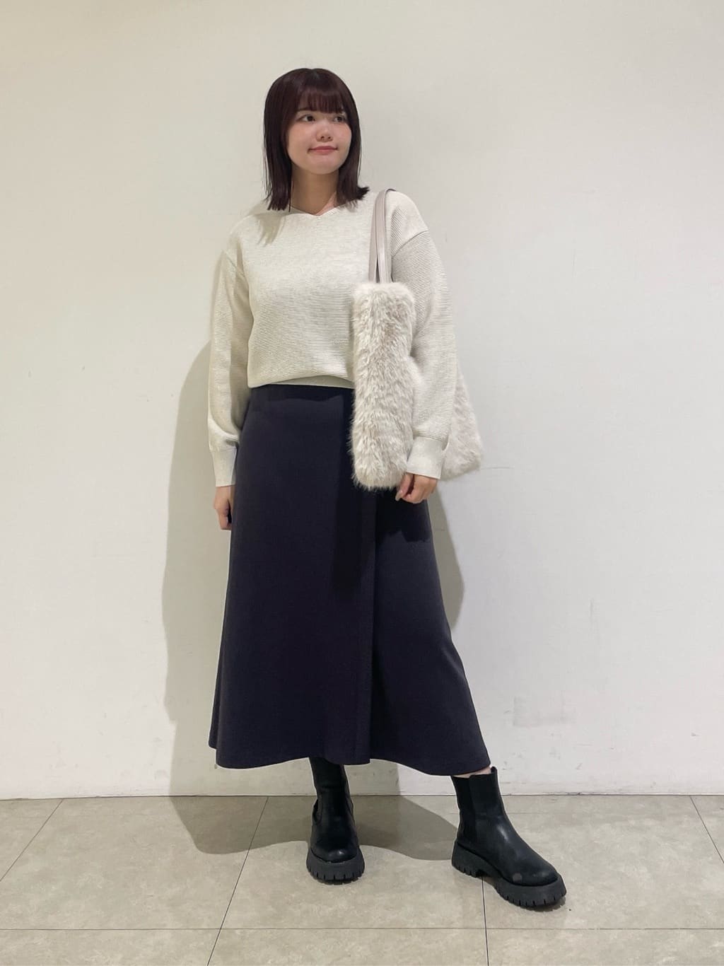 emikaさんの「INDIVI｜【ウール混ラメ素材】Vネック煌めきニット」を使ったコーディネート