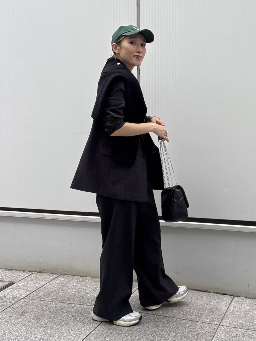 kotakiさんの「INDIVI｜【洗える／セットアップ可能】凹凸ストレッチ素材ストレートパンツ」を使ったコーディネート