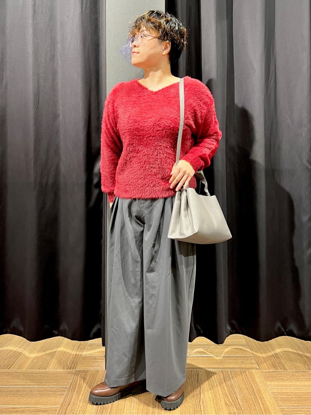OKMKさんの「THE SHOP TK｜【華やかで柔らか】ふわふわフェザーニット/洗える・前後2WAY」を使ったコーディネート