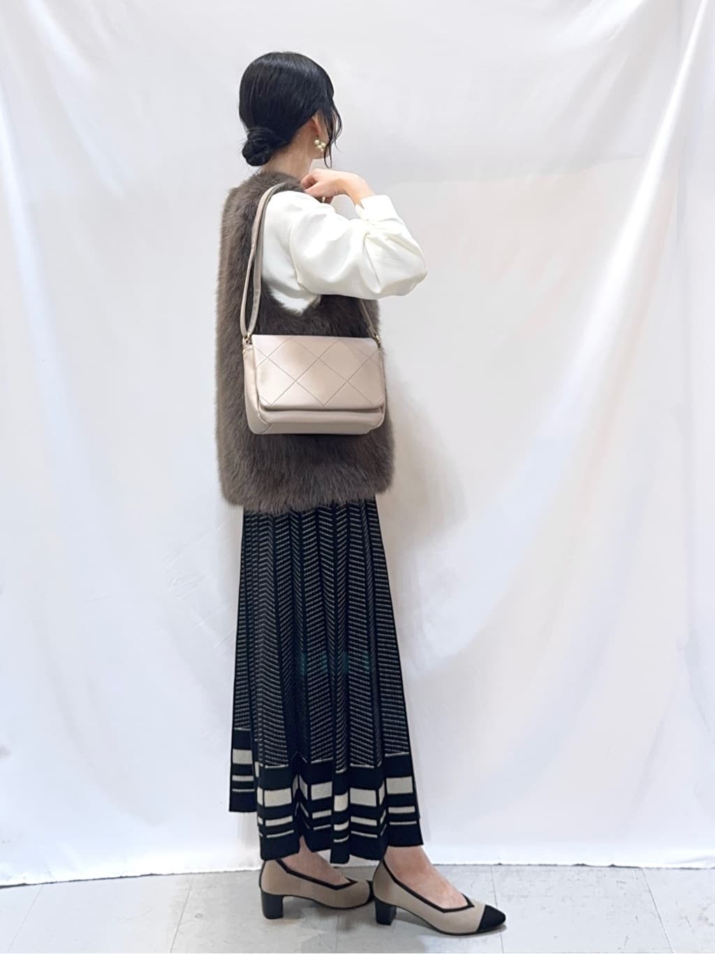 𝐇𝐢𝐫𝐨𝐦𝐢さんの「SHOO･LA･RUE｜【S-LL】大人のデイリースタイルに お袖タック フェイクパール付きトップス」を使ったコーディネート