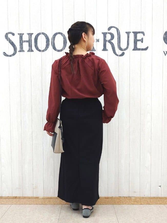 とろろさんの「SHOO･LA･RUE｜【洗濯後しわになりにくい】ポケット付き ナロースカート」を使ったコーディネート
