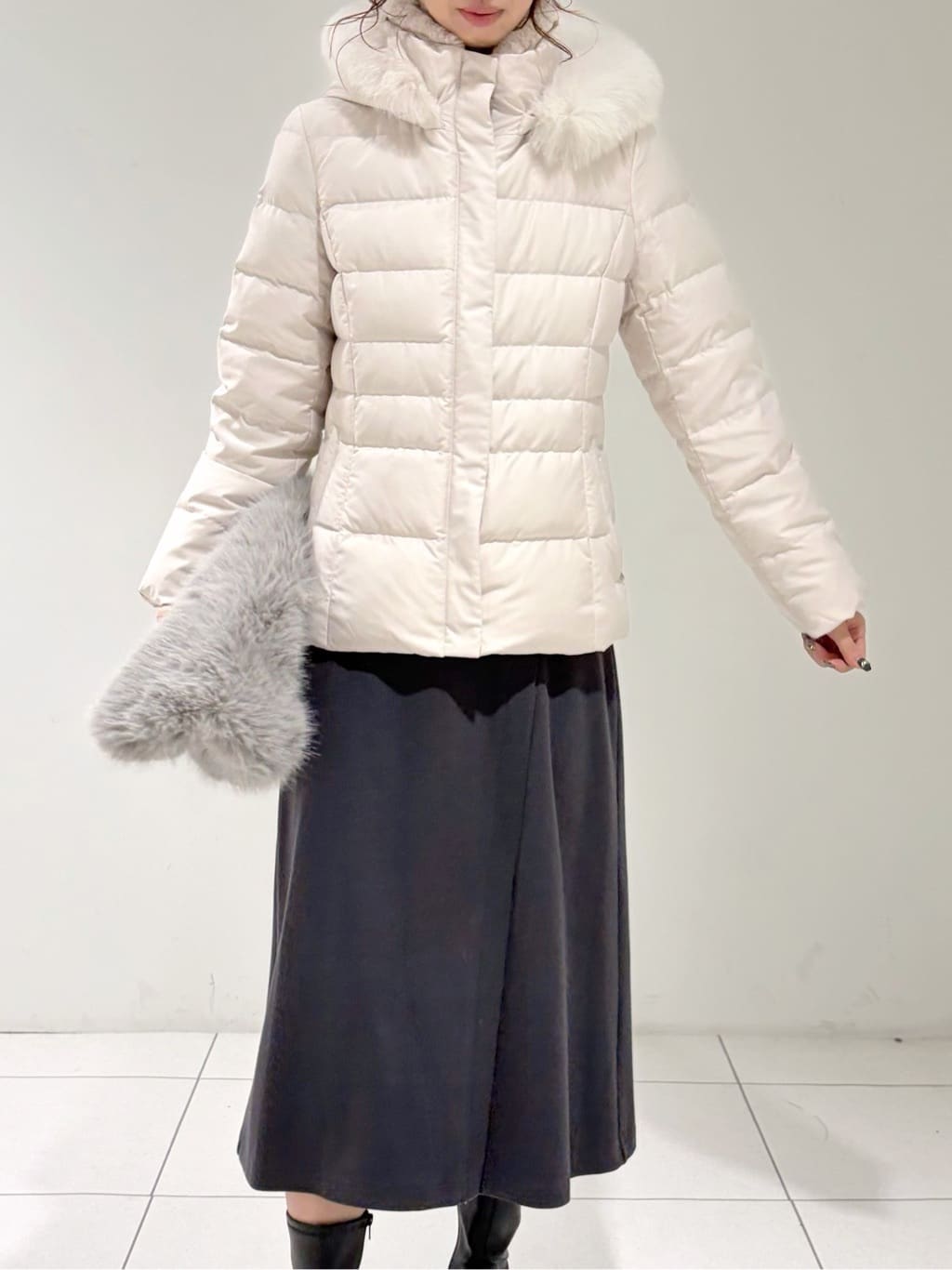 shioriさんの「INDIVI｜【名品／撥水／抗菌防臭】ショート丈リサイクルダウンコート」を使ったコーディネート