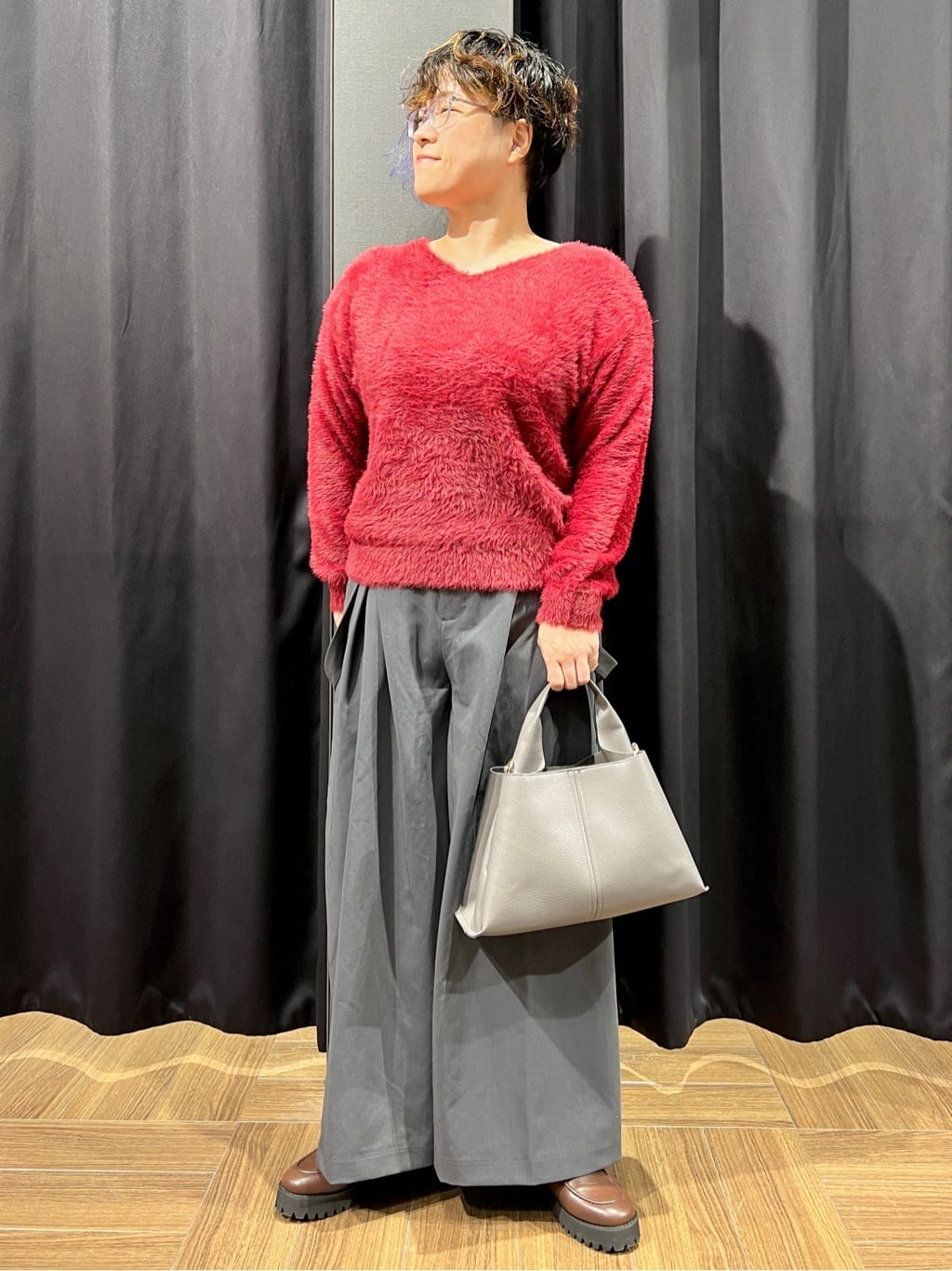 OKMKさんの「THE SHOP TK｜【華やかで柔らか】ふわふわフェザーニット/洗える・前後2WAY」を使ったコーディネート