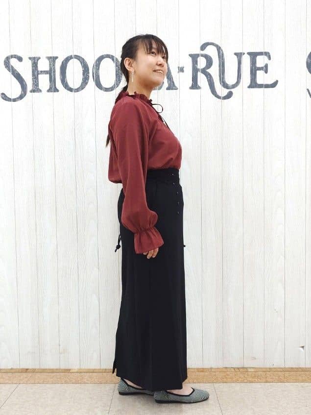 とろろさんの「SHOO･LA･RUE｜【洗濯後しわになりにくい】ポケット付き ナロースカート」を使ったコーディネート