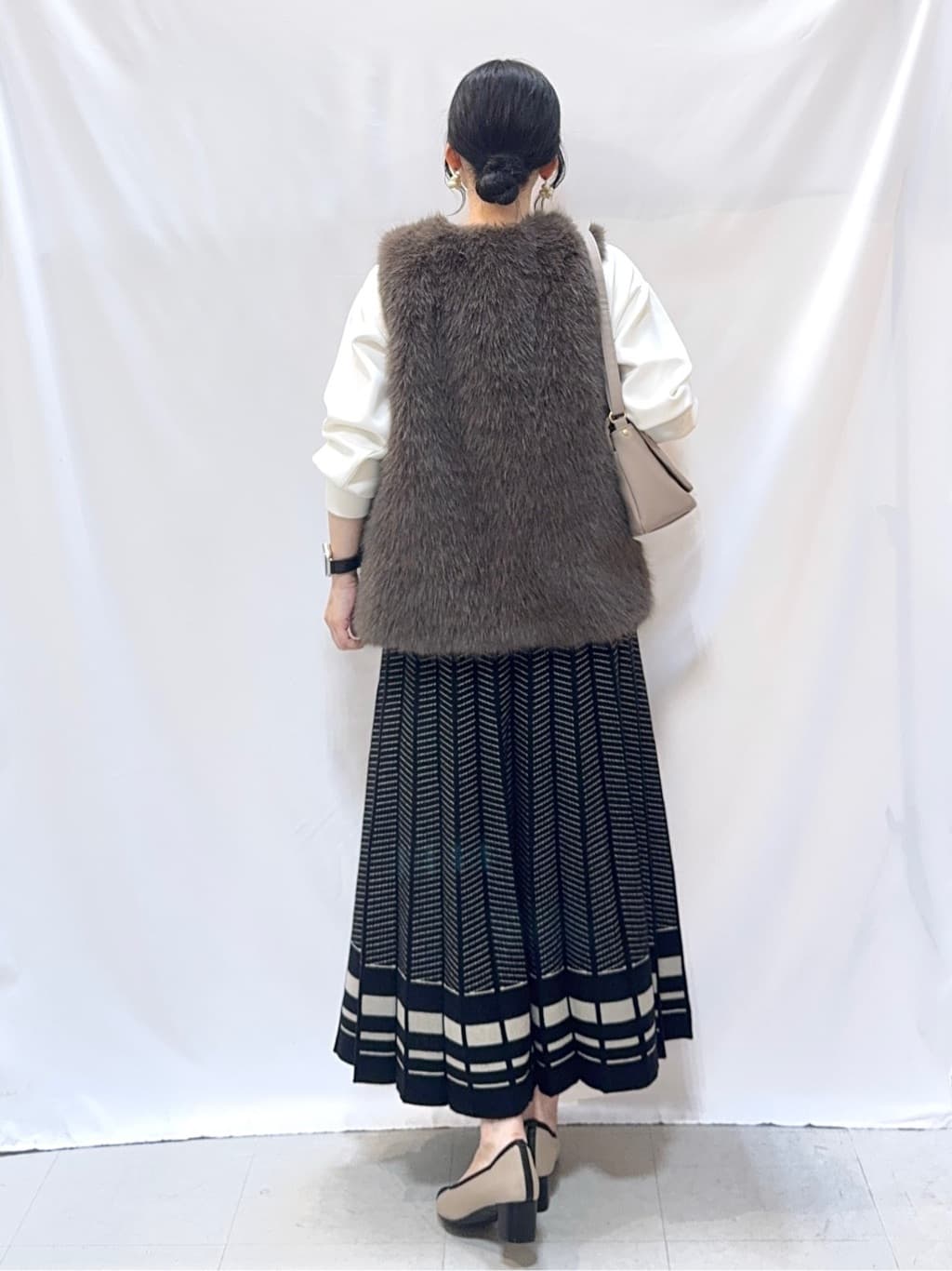 𝐇𝐢𝐫𝐨𝐦𝐢さんの「SHOO･LA･RUE｜【S-LL】大人のデイリースタイルに お袖タック フェイクパール付きトップス」を使ったコーディネート