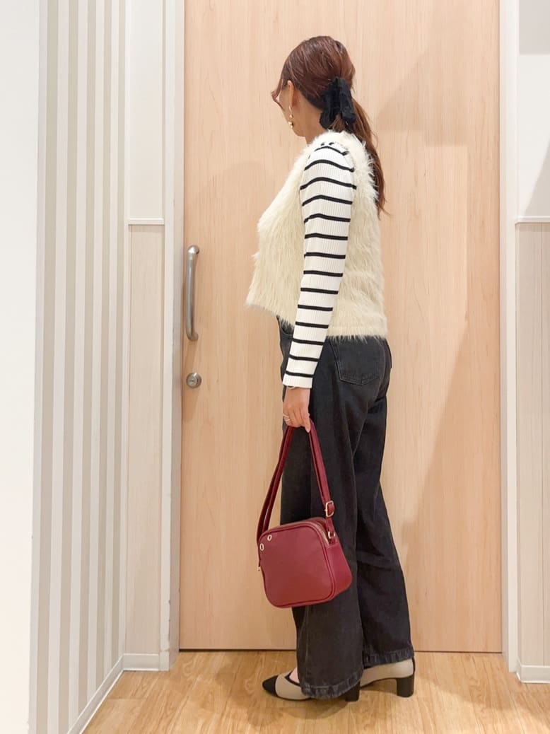 natsumiさんの「SHOO･LA･RUE｜【高レビュー/2点セット】着るだけでコーデが決まる フェザーニットベスト&times;リブニット」を使ったコーディネート
