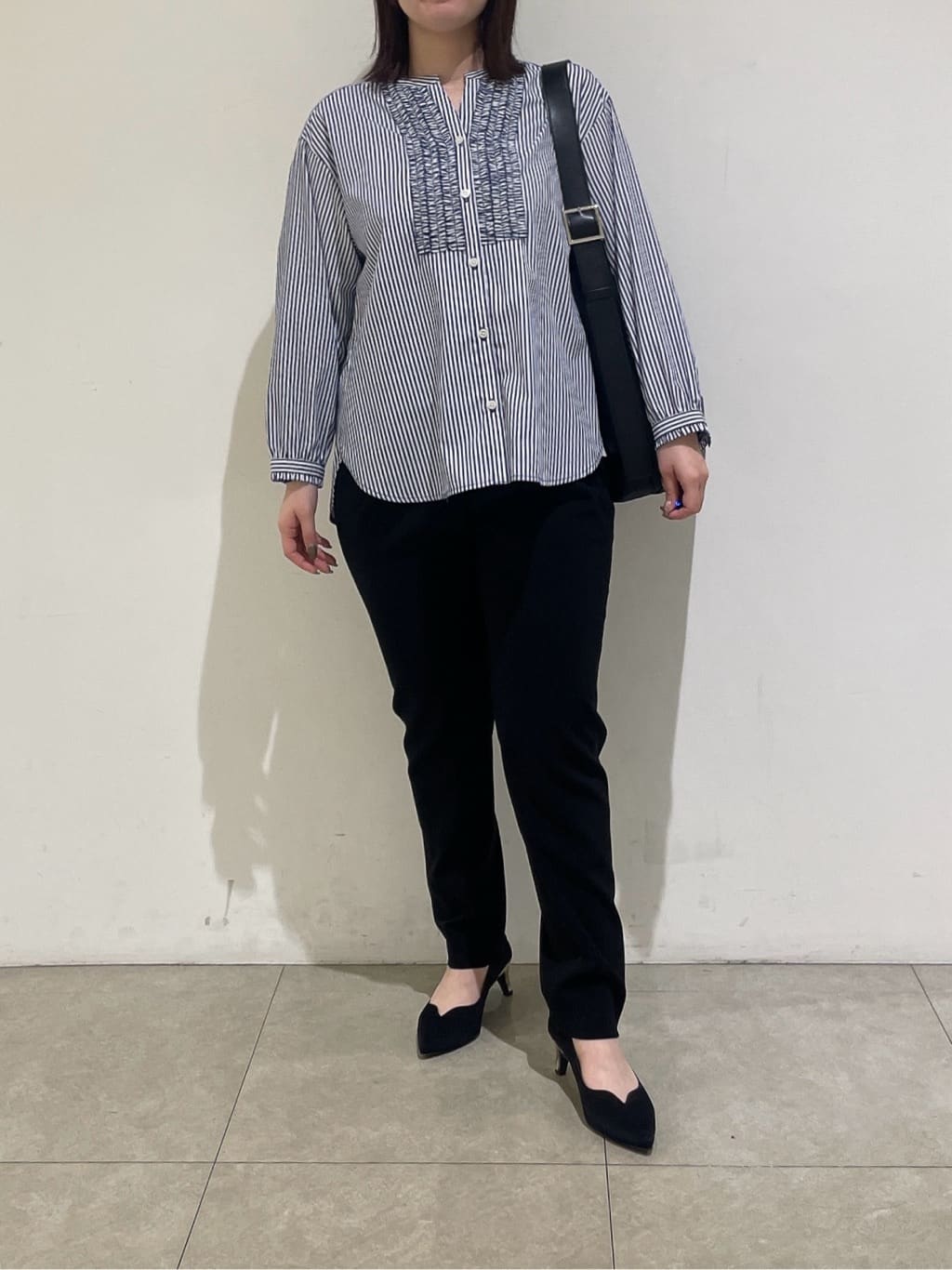 emikaさんの「INDIVI｜人気NO.1【褒められパンツ／高ストレッチ／ウエストゴム】タックテーパードパンツ」を使ったコーディネート