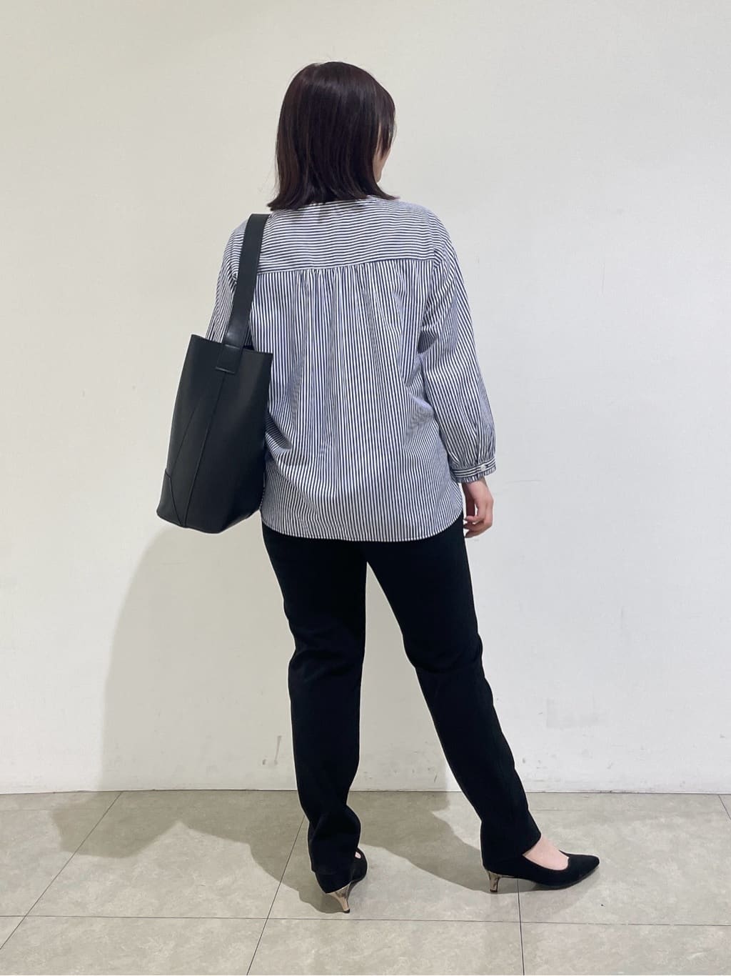 emikaさんの「INDIVI｜人気NO.1【褒められパンツ／高ストレッチ／ウエストゴム】タックテーパードパンツ」を使ったコーディネート