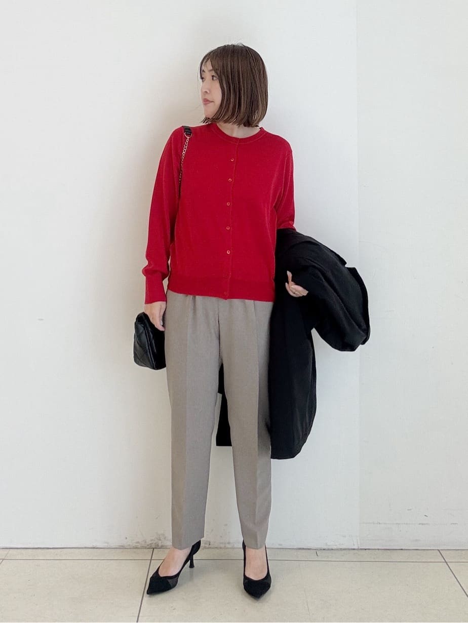 yoshiyaさんの「INDIVI｜【洗える／通勤／スーツ】メランジストレッチ テーパードパンツ」を使ったコーディネート