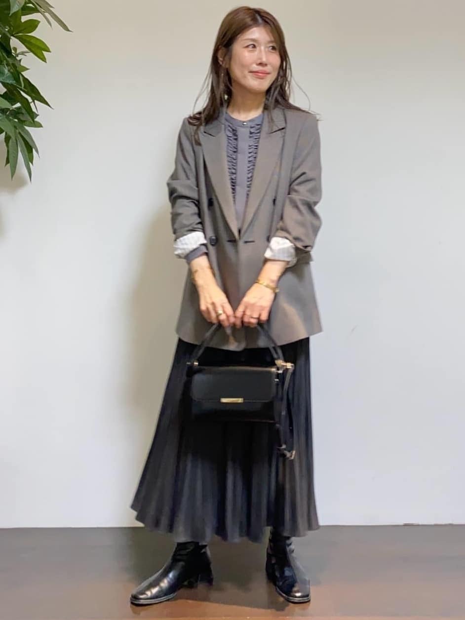 tomoさんの「UNTITLED｜【1枚で着映え/オンオフ着回し】フリルサテンブラウス」を使ったコーディネート
