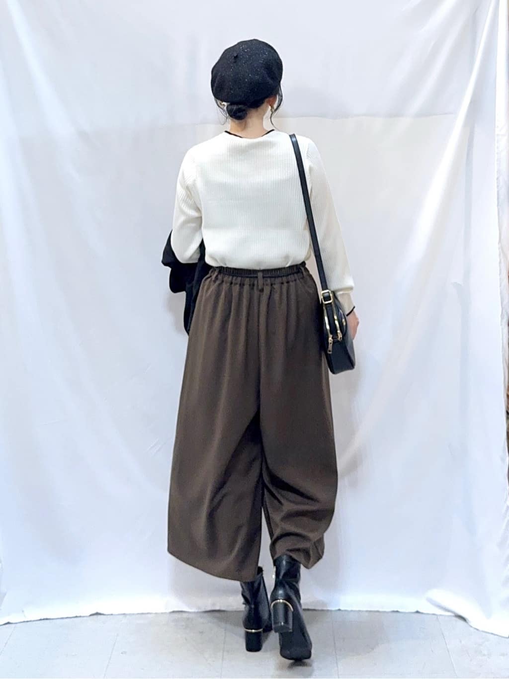 𝐇𝐢𝐫𝐨𝐦𝐢さんの「SHOO･LA･RUE｜【S-LL/2点セット】脚のラインを拾いにくい ベルト付きタックスカーチョパンツ」を使ったコーディネート
