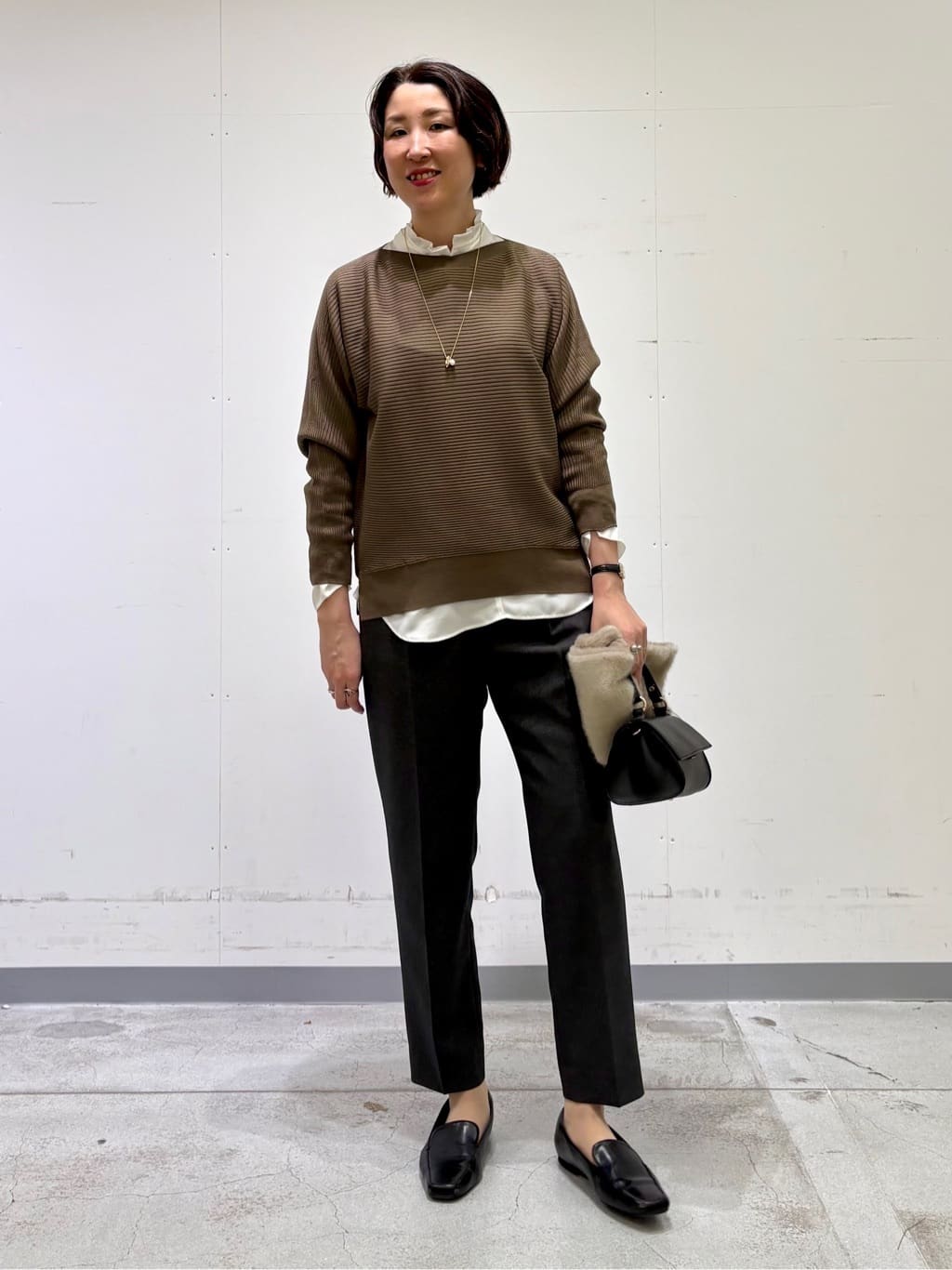 yuriさんの「INDIVI｜【洗える／通勤／スーツ】メランジストレッチ テーパードパンツ」を使ったコーディネート