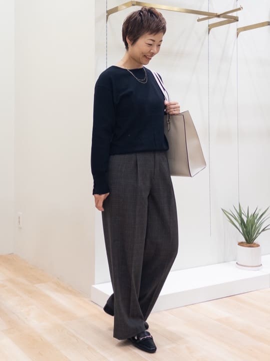 シュウコさんの「grove｜ON/OFF毎日使える！袖口ボタンドロップショルダーニット」を使ったコーディネート